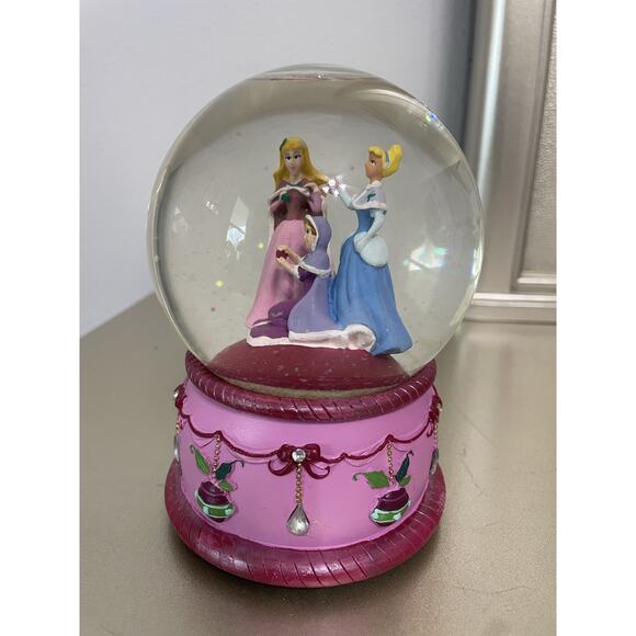 Disney Cinderella Musical Christmas Snow Globe – “We Wish You a Merry Christmas” - Picture 5 of 9